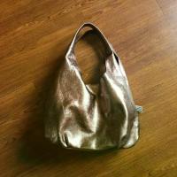 ราคา Muzina Metallic Hand Bag มือสอง สภาพดี (1734035366926124704)