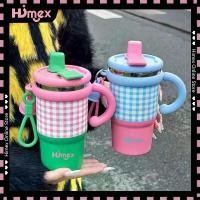ราคา Himex แบบใหม่มีที่จับ แก้วกาแฟ แก้วเก็บความเย็น 600ml กระติกน้ําร้อน พร้อมหลอด ลายสก็อต ถุงผ้า ใส่ แก้ว น้ํา เก็บ ความ เย็น แก้ว เก็บ ความ เย็น สติช european bottle c (1731858488348870614)
