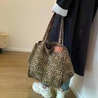 ราคา กระเป๋าโท้ตลายเสือดาวแฟชั่น กระเป๋าสะพายไหล่ขนาดใหญ่สำหรับผู้หญิง กระเป๋าใต้แขนสำหรับการเดินทางและท่องเที่ยว กระเป๋า ออฟฟิศ เจนเทิลวูแมน ผ้าเเคนวาสสะพายข้าง ถักโครเชต์ หนัง แท้ แ (1734089976097506638)