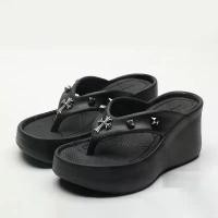 ราคา Women's Platform Thong Sandals Gothic Cross Design Anti-Slip Summer Slides Edgy Fashion Slippers (1734262533690852509)
