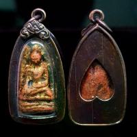 ราคา คนไทยแนะนำ!- จี้พระ พระเครื่อง พระรอดกรุวัดมหาวัน จ.ลำพูน เนื้อผงเก่า พุทธคุณ แคล้วคลาดปลอดภัย เลี่ยมกรอบเงินเก่า(ขนาด2.0*4.0ซม.) (1733590810780206212)