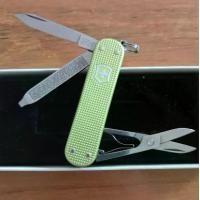 ราคา มีดพกเอนกประสงค์ Victorinox Classic SD Alox Swiss Army knife (Green) (1733410279088293024)
