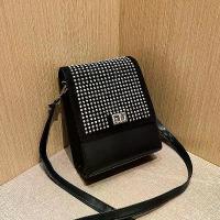 ราคา กระเป๋าใบเล็กสำหรับผู้หญิงประดับด้วยเพชร ฝังเพชร รุ่นปีใหม่ กระเป๋าใส่โทรศัพท์ประดับเพชรแบบปั๊มร้อน กระเป๋าสะพายไหล่เดี่ยว กระเป๋าสี่เหลี่ยมขนาดเล็กแบบครอสบอดี้ประดับด้วยคริสตัล (1733556390649497287)