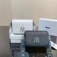 ราคา กระเป๋าสะพายข้างหนังนูน MLB ใหม่ กระเป๋าสี่เหลี่ยมเล็ก กระเป๋ากล้อง กระเป๋าโลโก้เต็มตัว กระเป๋าแจ็คการ์ดนูน กระเป๋าสี่เหลี่ยมเล็ก (1733093365609956660)