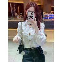ราคา Grace&chiliเสื้อเชิ้ตแขนพองสีขาวคอวีผู้หญิงW673 (1733269262501840350)