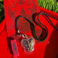 ราคา จี้พญาครุฑเลี่ยมพลาสติกพร้อมสร้อยเชือกร่ม (แถมฟรีผ้ายันต์/ธูป) กันน้ำไม่ลอกไม่ดำ (1731730274363148383)