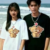 ราคา 2026 ล่าสุด เสื้อยืดคู่รัก, แฟชั่นคู่ วาเลนไทน์, ผ้าฝ้าย 100%, ลายเกาหลี, ของขวัญวาเลนไทน์ สร้อยคอหมีสองตัวกอดดาว วาเลนไทน์ ของขวัญ เสื้อคู่รัก น้อยที่สุด ขนาดใหญ่เกินไป (1734231730569119483)