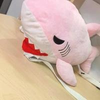 ราคา กระเป๋าเป้ลายการ์ตูนฉลาม ตุ๊กตาผ้ากำมะหยี่ ตุ๊กตาฉลามตัวใหญ่ กระเป๋าเป้เด็ก กระเป๋าสะพายข้าง ตุ๊กตาผ้า (1734630102842967080)