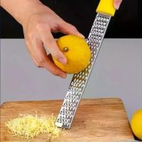 ราคา เครื่องขูดชีสทำจากเหล็กกล้าไร้สนิมสำหรับชีสพาร์เมซาน ช็อกโกแลต ผลไม้ ขิง ใบมีดคมทำจากเหล็กกล้าไร้สนิม อุปกรณ์ขูดเส้น ช็อกโกแลต มีด้ามจับกันลื่น (สามสี) (1733211430692816130)