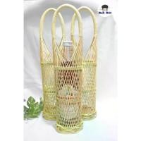 ราคา ✿ชะลอมใส่ขวดก้านมะพร้าว ขนาด 3x16 นิ้ว ใส่ขวดแก้ว 750ml เคลือบเงาอย่างดี ใส่ขวดไวน์ น้ำผึ้ง ของฝาก ตะกร้าสานใส่ขวดน้ำผึ้ง▲ (1733457391565964292)