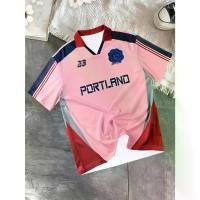 ราคา เสื้อยืดแขนสั้น Portland #25 Polo สีชมพูและฟ้า ลายโลโก้ดอกกุหลาบแบบตัดกัน liverpool jersey gmmtv number เสื้อ บอล ไอ มาเน่ ราชบุรี fc แท้ ยอดฮิต กีฬา แขน สั้น สวย ตะกร้อ ๆ คอปก ณ (1733781359925429405)