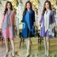 ราคา (Pleated dress, premium quality, comes with a scarf) เดรสผ้าอัดพลีท ลายผ้าลายดอกไม้ ดีเทลด้านข้างวางผ้าสลับสี มาพร้อมผ้า1ผืน จะผันคอหรือผูกเอวก็สวยค่ะ ดีไซน์ชุดดีเก๋สวยมากค่ะ (1732935241690285418)