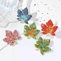 ราคา Classic maple leaf design brooch, suitable for young women, beautiful artificial lapel pin, winter accessory accessory (1733251063824418587)