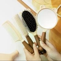 ราคา หวีสบาย หวี หวีผม หวีพกพา แปรงหวีผม หวีกลมไดร์ผม กระจกแบบพกพา แบบมือถือ ชุดหวีแปรงกระจกแต่งหน้า ป้องกันไฟฟ้าสถิตย์ น่ารัก แก้ผมพันกัน (1733197628184560654)