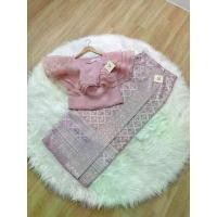 ราคา ชุดไทยSira Siri ชุดไทยเสื้อผ้าแก้วสีกะปิ แมชต์กับผ้าถุงไหมแพรทิพย์ทอลาย สวยลงตัวที่สุด (1734651445300725727)