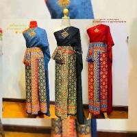 ราคา ชุดไทย สไบ สีดำ 32สีแบบ ชุดเซ็ท สไบลายดอก +ผ้าถุงสำเร็จ มีหน้านาง ชายพก (1733722648918001060)