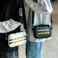 ราคา Men'S Luxury Box Bag with Gold-Tone Hardware Adjustable Crossbody/Shoulder Strap กระเป๋า ยาง shoulder bag (1732975330616772576)
