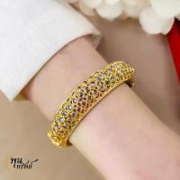 ราคา ส่งฟรี กำไลเพชรซีกเทาฉลุลายไทย เครื่องประดับไทย พูนทรัพย์ มีใบรับประกัน BD216B500 (1733578579948897980)