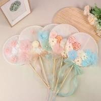 ราคา พัดจีนด้ามยาวทรงกลม ผ้าลายดอกไม้และผีเสื้อ อุปกรณ์งานแต่งงาน ถ่ายภาพ ตกแต่งบ้าน (1733872135005177789)