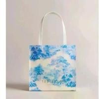 ราคา Ted Baker รุ่น New Romantic Small Printed Icon Bag ไซส์ S***พร้อมส่ง (1734940098153580105)