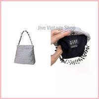 ราคา กระเป๋า Nine West ผ้าไหมสีเงิน metallic สายแต่งลูกปัด เป็นทรงถือ ใบเล็กน่ารัก y2k มือสองสภาพจากตู้ญี่ปุ่น (1735297643592517019)
