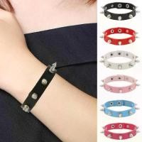 ราคา ร้อนแรง กำไลข้อมือหนัง PU ตราหมุด สีดำ แบบปลอกข้อมือ/กำไล สไตล์โกธิคพังก์ ปรับขนาดได้ แนวร็อก ใช้ได้ทั้งผู้ชายและผู้หญิง ตราหมุดแบบตะปู (1735311997573826314)