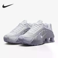 ราคา รองเท้า Nike Shox R4 ของแท้ รุ่น HF5076 สำหรับผู้ชาย รองเท้าวิ่งฝึกซ้อมพร้อมพื้นรองรับแบบย้อนยุค เหมาะสำหรับผู้หญิง (1735466947745646280)
