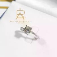 ราคา แหวนเงินแท้ชุบทองคำขาว ฝังเพชร Moissanite Cushion cut 1 กะรัต และ บ่าข้าง (1735461918097442360)
