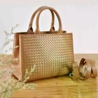 ราคา Calista handbag intrecciato กระเป๋าถือหนังแท้ สานมือทั้งใบ รับฟรี! สายสะพายหนังแท้ (1729547351984999141)