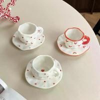 ราคา ชุดแก้วกาแฟและจานรูปหัวใจไม่สมมาตร {GYIJUYI} จำนวน 1 ชุด แก้วกาแฟและจานรูปหัวใจไม่สมมาตรที่ออกแบบสร้างสรรค์และทาสีด้วยมือ แก้วกาแฟรูปหัวใจสีแดง เหมาะสำหรับตกแต่งบ้าน ดื่มน้ำ ชาบ่าย กาแฟ เค้ก (17354089