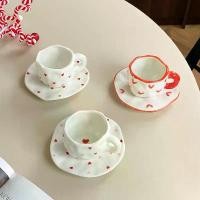 ราคา 【Dhot】 ชุดแก้วกาแฟและจานรูปหัวใจไม่สมมาตร 1 ชุด แก้วกาแฟและจานรูปหัวใจไม่สมมาตรที่ออกแบบสร้างสรรค์และทาสีด้วยมือ แก้วกาแฟรูปหัวใจสีแดง จานเหมาะสำหรับการตกแต่งบ้าน การดื่มน้ำ ชาบ่าย กาแฟ เค้ก เป็นต้น (
