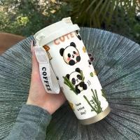 ราคา แก้วเก็บความร้อนสแตนเลส 500 มล. ลายการ์ตูนหมีแพนด้า | สายคล้องคอแบบพกพา ใช้ได้หลากหลาย แก้วสำหรับเดินทาง เหมาะสำหรับกาแฟ ชา และน้ำ สามารถนำกลับมาใช้ใหม่ได้ ของขวัญวันเกิด วันวาเล (1734923757772047965)