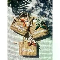 ราคา Box bags : name : Ribbon - กระเป๋าสานผักตบชวา ทรงกล่อง มี 3 ไซส์ ให้เลือก ออกแบบติดชื่อ+ผ้าผูกโบว์ (1735180628281230423)