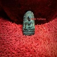 ราคา พระรอดพิมพ์ต้อ(พิมพ์ใหญ่) วรรณะเนื้อสีดำ กรุวัดมหาวัน จังหวัดลำพูน อายุนับแต่สร้างจนถึงปัจจุบันพันกว่าปีThis Phra Rod amulet, in the large (short) style, has a black color and wa (1734723807365072781)