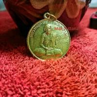 ราคา พระเหรียญหลวงพ่อกวย ชุตินธโร รุ่นแรก หลังยันต์มงกุฎพระพุทธเจ้า จัดสร้างปี พ.ศ 2504 (เนื้อ ท อ ง เหลือง)First edition amulet of Luang Pho Kuay Chutinatharo, with the Buddha's crow (1734610589753247629)