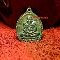 ราคา พระเหรียญเปิดโลก หลวงปู่ทวด หลวงปู่ดู่ พรหมปัญโญ วัดสะแก ตำบลธนู อำเภออุทัย จังหวัดอยุธยา จัดสร้างปี พ.ศ 2532(เนื้อ ท อ ง แดง)This amulet, "Opening the World" type, features Luan (1735029540700587917)