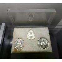 ราคา กำลังเป็นกระแส เหรียญพระแก้วมรกต เนื้อเงิน ชุด 3 ฤดู ร้อน หนาว ฝน แท้ % หลัง ภปร ที่ระลึกฉลองวัดพระศรี ฯ (ด้านหลังมีราชศรัทธา) ปี 2525 (1735456006916637863)