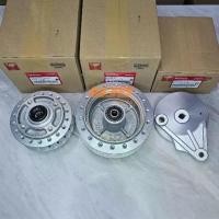 ราคา ☂ดุมหน้า(ดิสก์) + ดุมหลัง + ฝาจานเบรกเวฟ125R, เวฟ100S ปี 2005 แท้ศูนย์ (ชุด 3 ชิ้น)♂ (1735457841450682070)