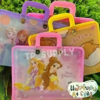 ราคา พร้อมส่ง. แฟ้มกระเป๋าซิปรอบ แฟ้มกระเป๋าพลาสติก ใส่เอกสารA4 6ช่อง แฟ้มกระเป๋าซิปรอบ ลายลิขสิทธิ์แท้ ขนาด 24*32.5ซม. (จำนวน 1 แฟ้ม) (1734398397700081169)