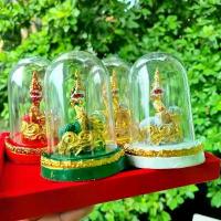 ราคา ++ ครอบแก้ว พญานาค พร้อมลูกแก้ว เสริมโชคลาภ มี 5 สี เขียว ขาว ทอง แดง ดำ บูชาหน้ารถ โต๊ะทำงาน ในร้านค้า หิ้ง ขนาดสูง7.5 ฐาน10.5cm. องค์พญานาค4 ซม. วัตถุมงคล (1734990248760280562)