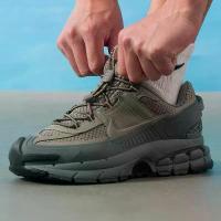ราคา NIKE รุ่นใหม่ปี 2026 รองเท้าผู้ชาย NIKE ZOOM VOMERO ROAM ลำลอง HV6901-001 (1735471636125616093)