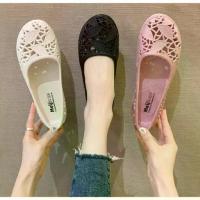 ราคา & รองเท้าหุ้มส้น แฟชั่นผู้หญิง แต่งฉลุพื้นยางนิ่ม 3 สี (1735059444790888021)