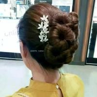 ราคา [COD] [tiktokกิ๊บงับติดผม ช่อ 6 ดอก เกรดพรีเมี่ยม แบบสวยงาม มวยผม มวยใส่ผม วิกผม มวยผมออเจ้า (1735367133460399660)