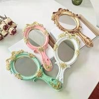 ราคา กระจกแต่งหน้าแบบพกพา 1 ชิ้น สไตล์วินเทจ ด้ามจับพร้อมโบว์ดอกกุหลาบ กรอบแกะสลัก งานศิลปะ ต้น นางกวัก เรียก ทรัพย์ หิ้งพระ ไม้ แบบ ติด ผนัง นาฬิกา ควอตร์ ไร้เสียง แขวน สวยๆ บ้าน หุ่ (1735195739836155243)