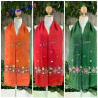 ราคา [จัดส่งทันที] ผ้าพันคอ ผ้าคลุมไหล่ งานปัก ผ้าบางเบา คลุมได้ทุกโอกาส ลายดอกไม้ (1733534743295264292)
