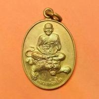 ราคา เหรียญ เอกลักษณ์นั่งเสือ หลวงพ่อเปิ่น หลัง หงส์คู่ วัดบางพระ นครปฐม ปี 2537 เนื้อกะไหล่ทอง สูง 3.1 เซน รับประกันพระแท้ (1735402424226907567)