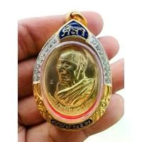 ราคา เหรียญหลวงปู่ศิลา จี้เหนือดวง เนื้อทองฝาบาตร เน้นโค๊ตสวย พร้อมเลี่ยมกรอบตลับทองฝังเพชรลงยา พระ เหรียญ (1731030562578008094)