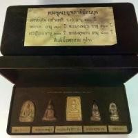 ราคา ชุดพระเบรญจภาคี5องค์ รุ่นย้อนยุค แบบเก่าขนานแท้ ตะกรุด อั๋น โอกิ ไม้งิ้ว ดํา หลวงพ่อหอม พระเหรียญ เหมา หลวงปู่สิงห์ ทอง ปภากโร พระลักษณ์หน้าทอง ยอดขุนพล หลวงปู่ ศิลา เช่า เอ็ม หั (1733255610306102883)