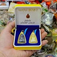 ราคา เหรียญหลวงปู่ทวดวัดช้างให้ รุ่น 101 ปี เป็นเหรียญเลี่ยมกรอบทองบรรจุในกล่องกำมะหยี่ ชุดละ 2 เหรียญ (1735516202175137062)