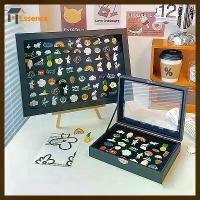 ราคา กล่องเก็บป้ายบาร์ ป้องกันฝุ่น กล่องใส่เข็มกลัด/เหรียญ กล่องตั้งโชว์เหรียญ หนัง PU กรอบแสดงเครื่องประดับและเหรียญสำหรับสะสม (1734406185101853873)